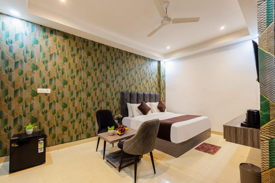 Bed, TV and multimedia, Living room, Photo of the whole room, Seating area, Bedroom