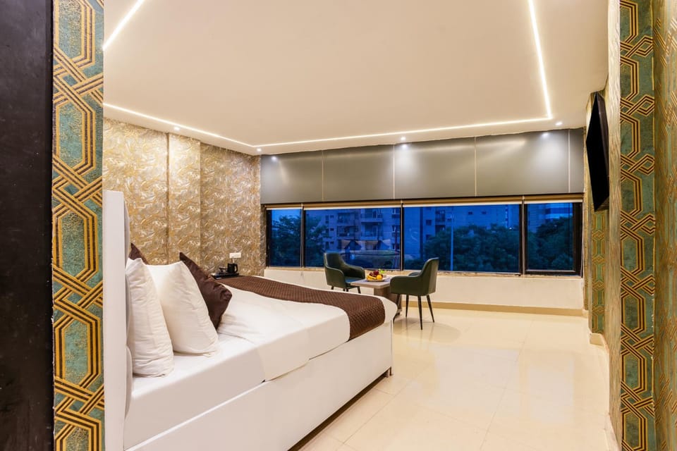 Bed, TV and multimedia, Living room, Photo of the whole room, Seating area, Bedroom