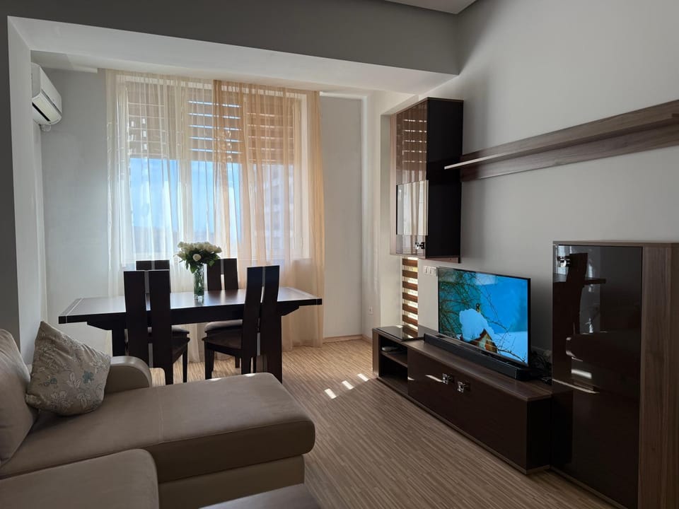 TV and multimedia, Living room, Seating area, Dining area, air conditioner