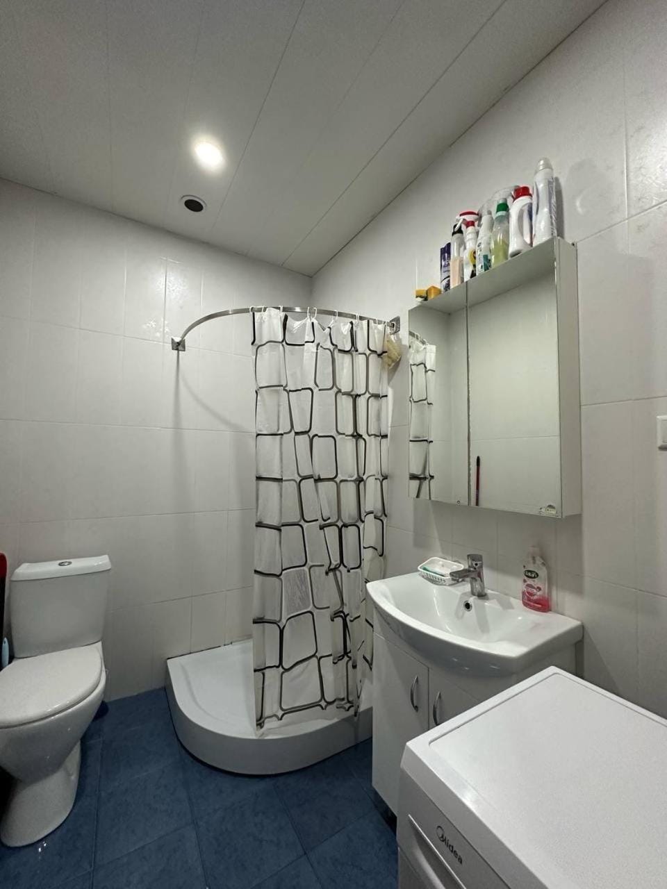 Shower, Toilet, Bathroom, towels