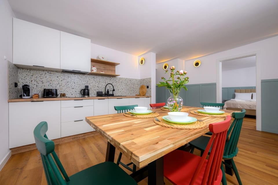 Kitchen or kitchenette, Dining area, stove