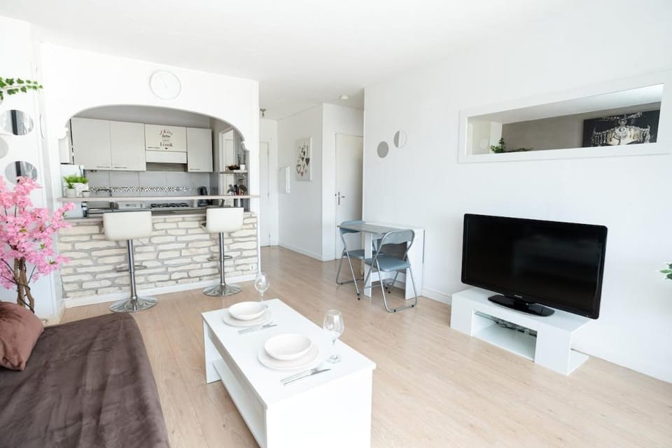 Communal lounge/ TV room, TV and multimedia, Living room, Seating area, Dining area