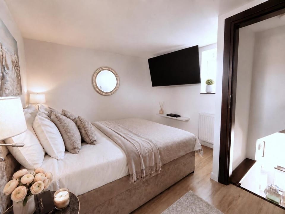 Nearby landmark, TV and multimedia, Bedroom, City view