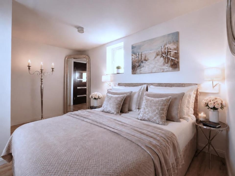 Nearby landmark, TV and multimedia, Bedroom