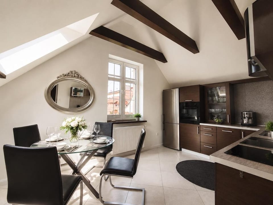 Coffee/tea facilities, Dining area, dishwasher, oven, kitchen
