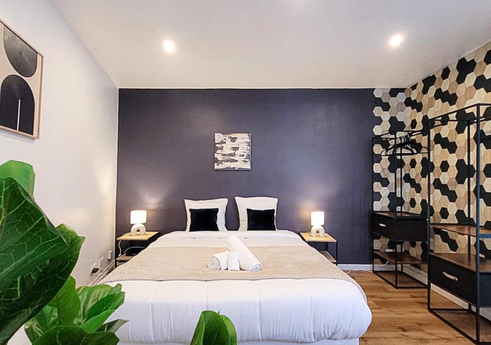 Bed, Photo of the whole room, Bedroom, towels
