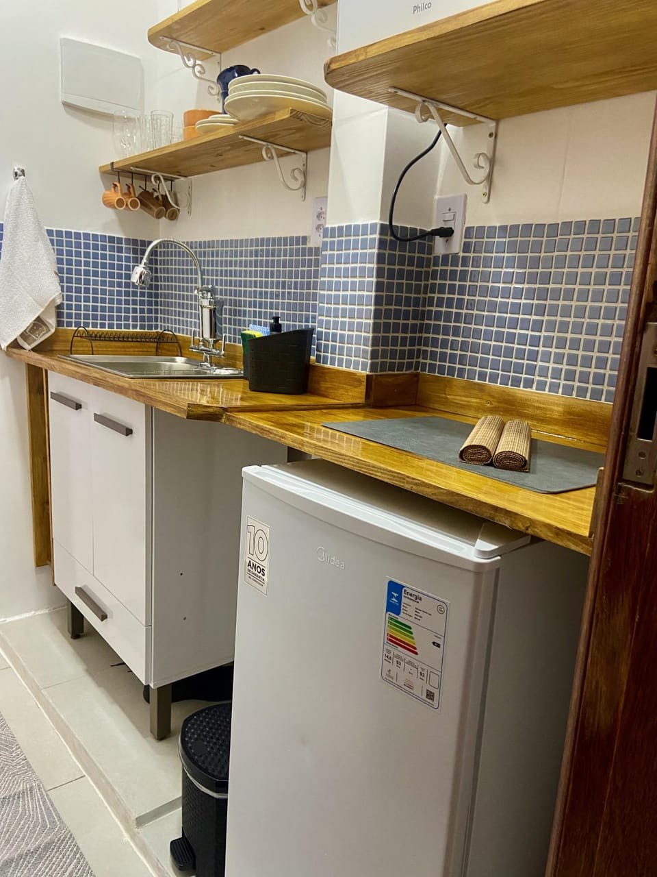 Kitchen or kitchenette, minibar