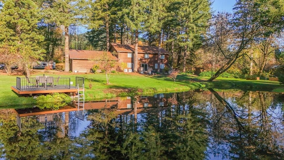 4-Bedroom Chateau in Southern Washington- Luxurious Retreat with Pond & Creek House in Washington