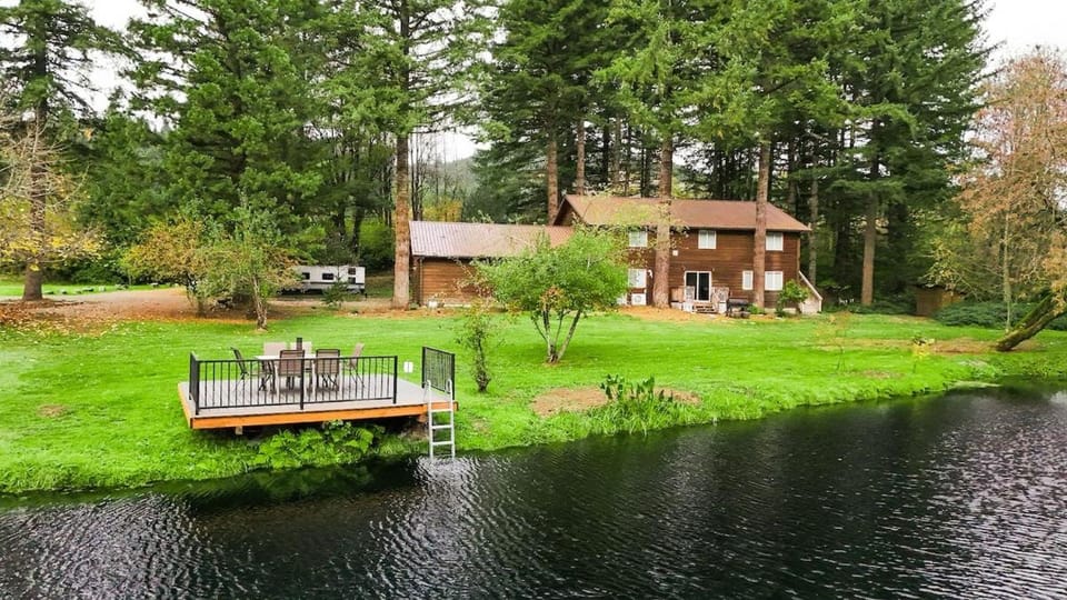 4-Bedroom Chateau in Southern Washington- Luxurious Retreat with Pond & Creek House in Washington