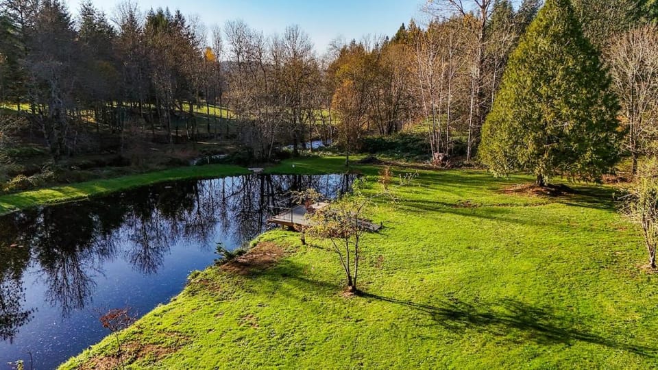 4-Bedroom Chateau in Southern Washington- Luxurious Retreat with Pond & Creek House in Washington