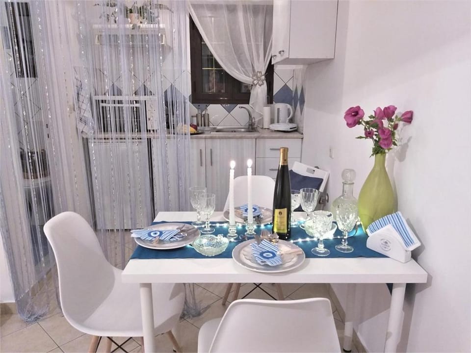 Dining area, kitchen