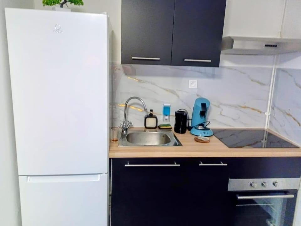 Coffee/tea facilities, Kitchen or kitchenette, oven, stove