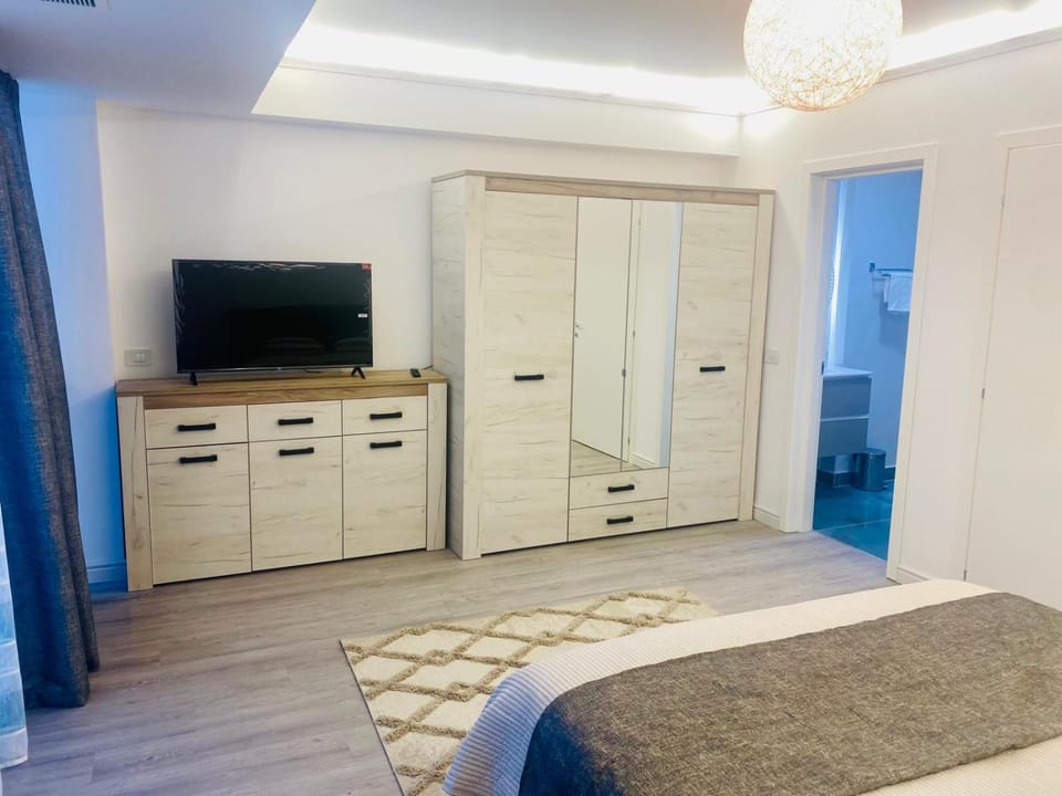 Communal lounge/ TV room, Bed, TV and multimedia, Photo of the whole room, Evening entertainment, Bedroom, wardrobe