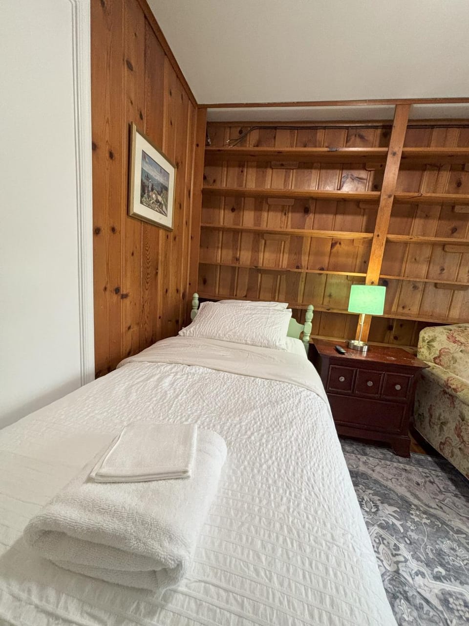 M1 - Twin Private Room with Shared Bathroom Vacation rental in White Oak