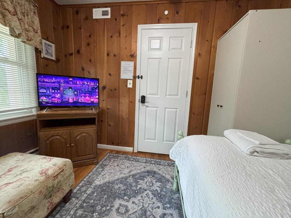 M1 - Twin Private Room with Shared Bathroom Vacation rental in White Oak