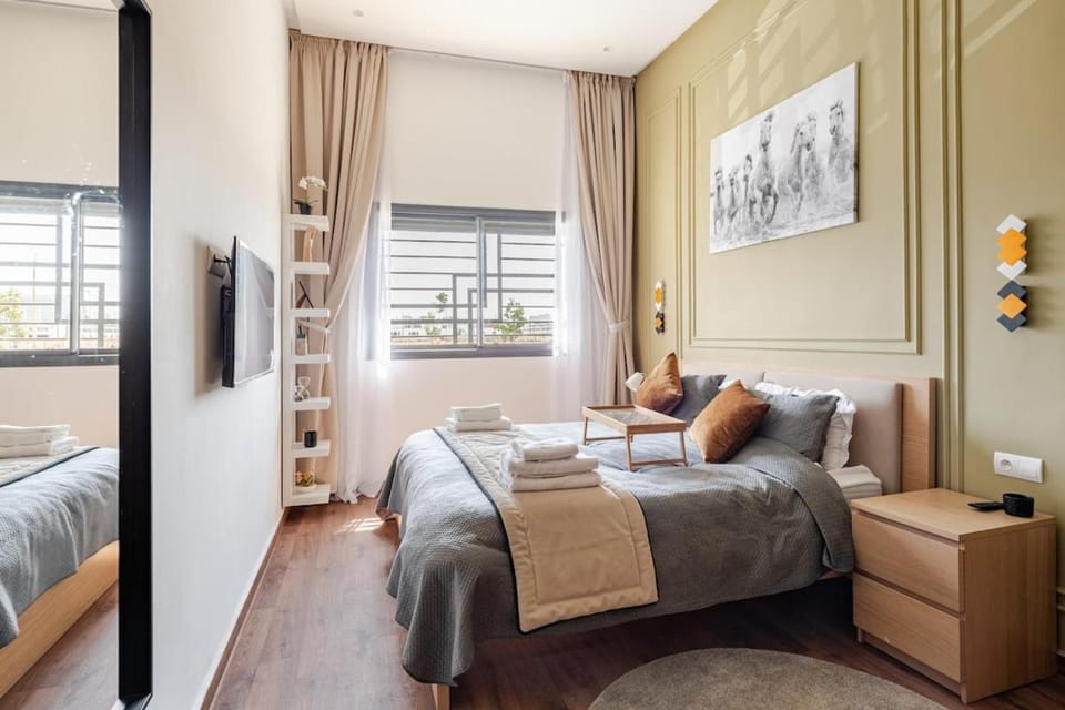 Bed, TV and multimedia, Bedroom