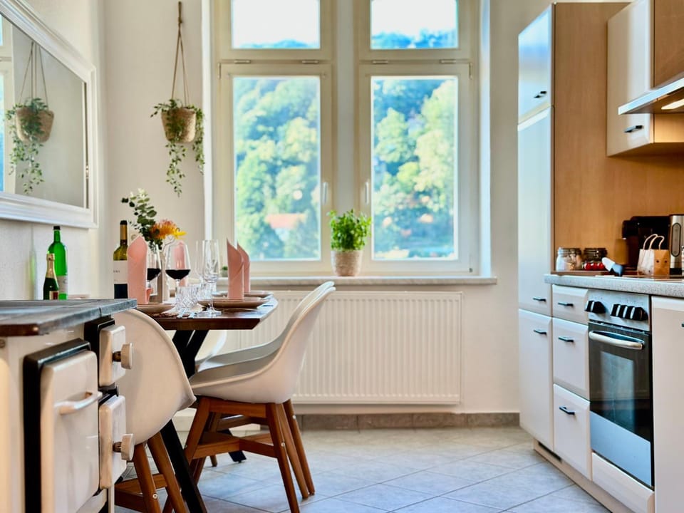 Kitchen or kitchenette, Dining area, minibar, stove