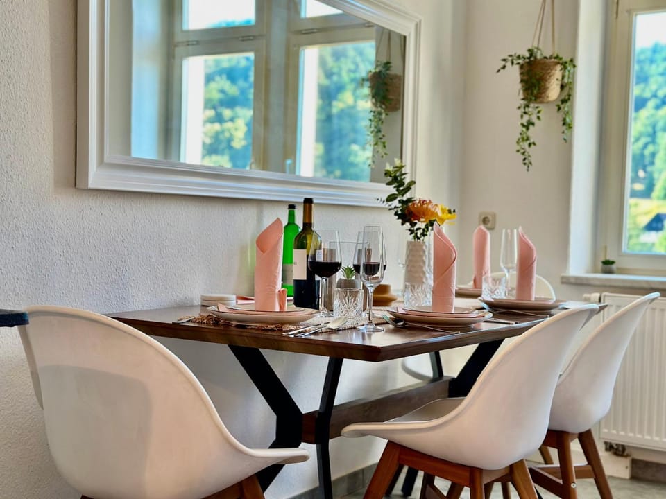 Food and drinks, Seating area, Dining area