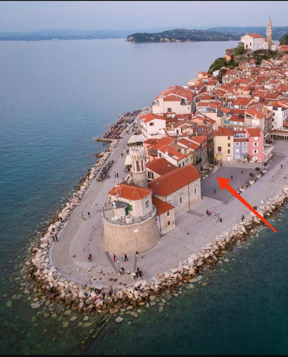 Property building, Nearby landmark, Day, Natural landscape, Bird's eye view, Beach, City view, Landmark view, Sea view, Location