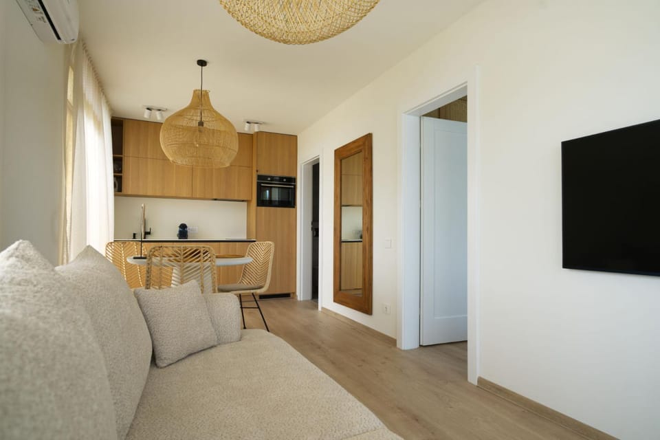 TV and multimedia, Kitchen or kitchenette, Living room, Seating area, Dining area