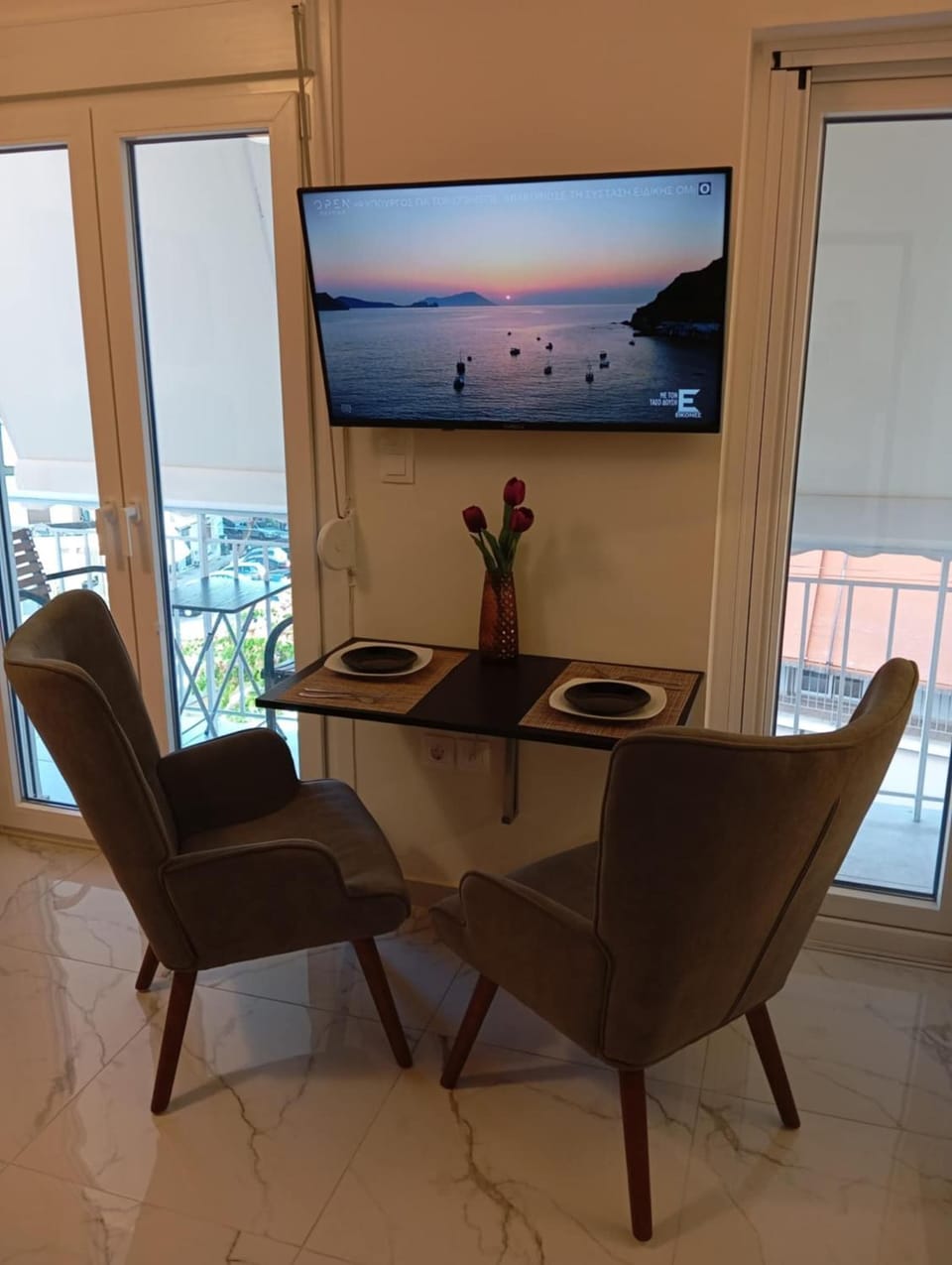 TV and multimedia, Seating area, Dining area
