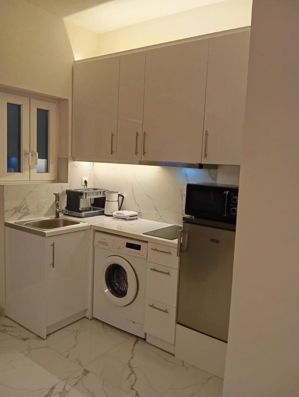 Kitchen or kitchenette, stove, washing machine