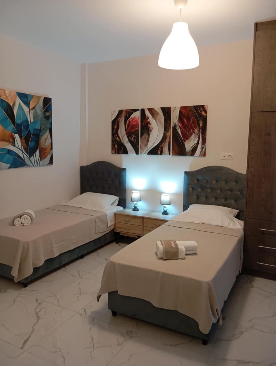 Bed, Photo of the whole room, Bedroom, towels