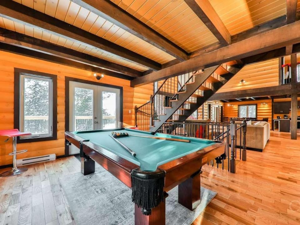 Le Grand Chene - Lake Spa & Forest Fun Chalet in Ontario