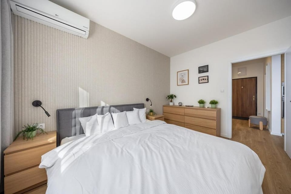 Bed, Photo of the whole room, Bedroom, air conditioner