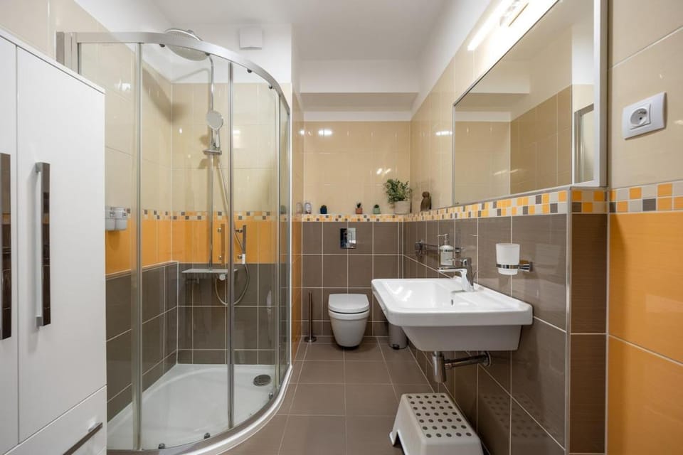 Shower, Toilet, Bathroom, Bath, bidet, towels