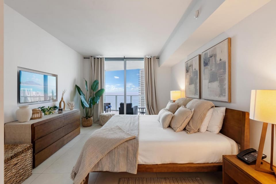 Cosy 1 Bedroom Breathtaking Ocean Views at LYFE Resort House in Hollywood Beach