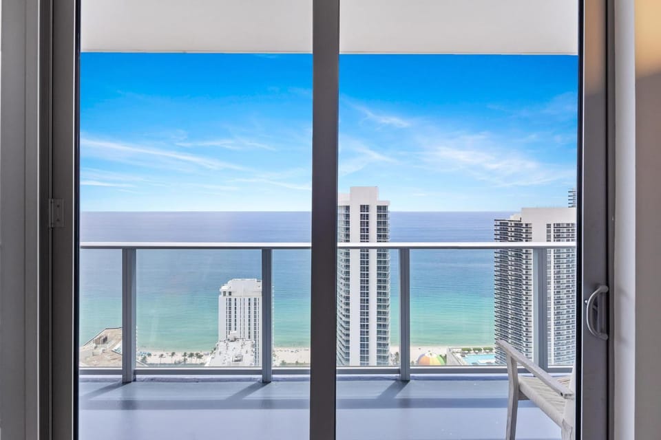 5-BR Retreat Resort & Valet Included 14 Guests House in Hollywood Beach