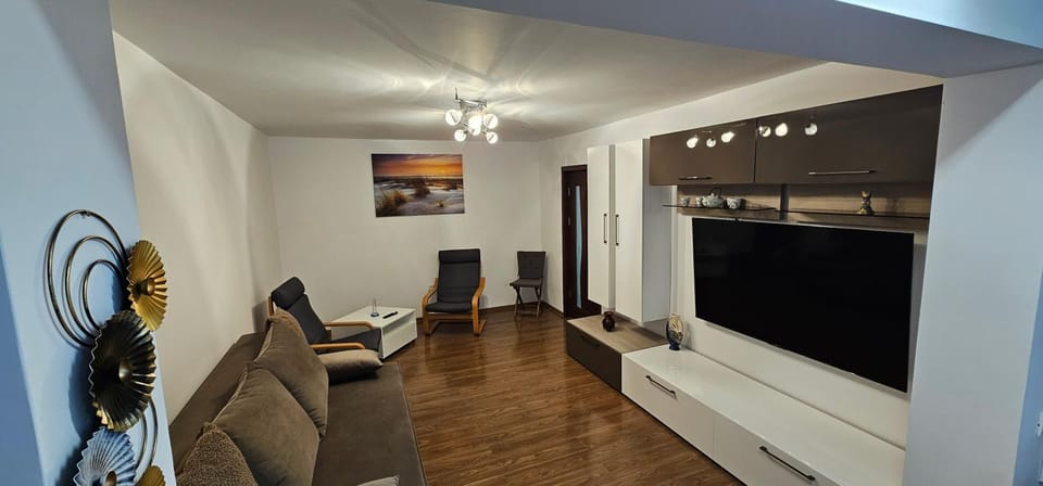 Communal lounge/ TV room, TV and multimedia, Living room, Seating area, Evening entertainment