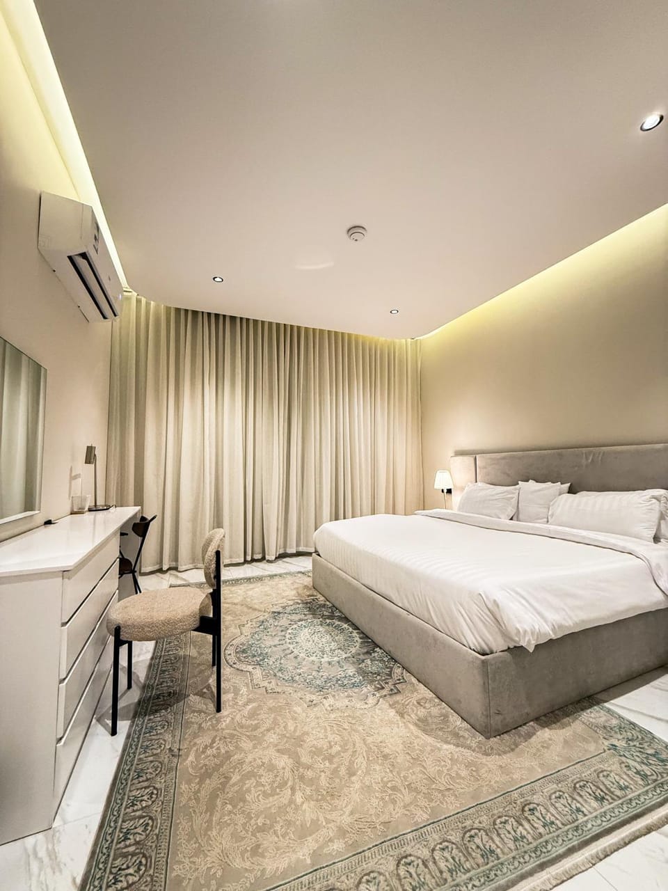 Bed, Living room, Photo of the whole room, Seating area, Bedroom, hair dresser, air conditioner
