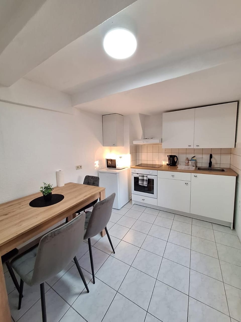 Coffee/tea facilities, Kitchen or kitchenette, Dining area, minibar, oven, stove, toaster