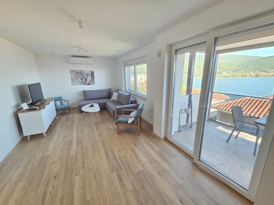 TV and multimedia, View (from property/room), Balcony/Terrace, Living room, Seating area