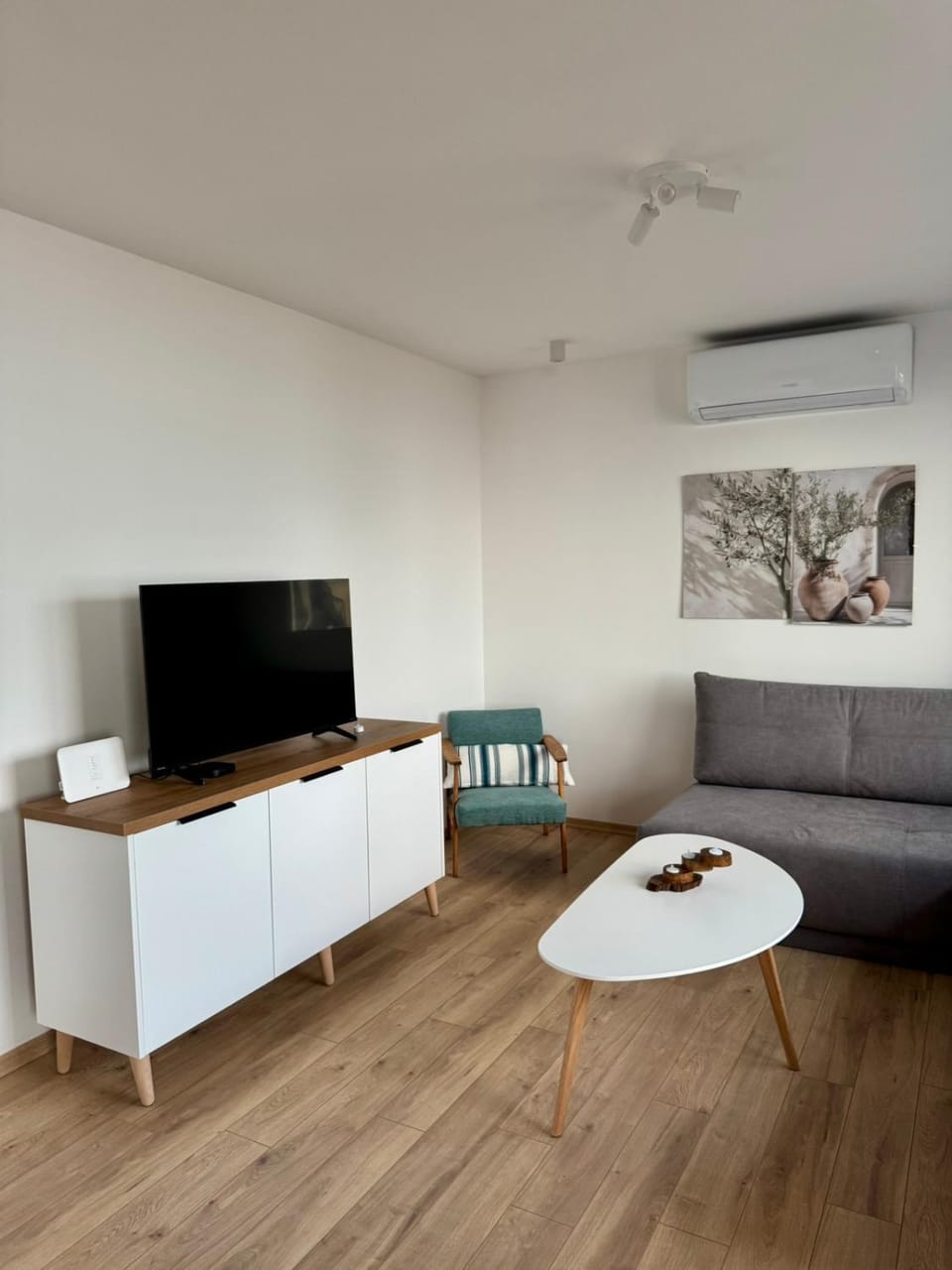 TV and multimedia, Living room, Seating area, Evening entertainment