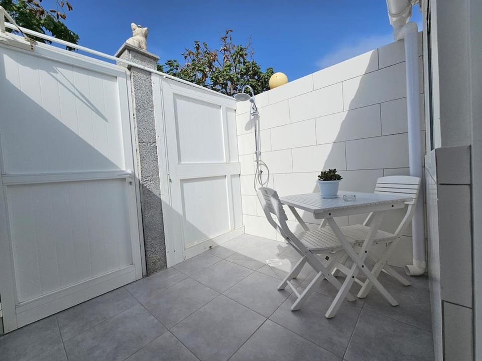 Patio, Day, Balcony/Terrace, Dining area