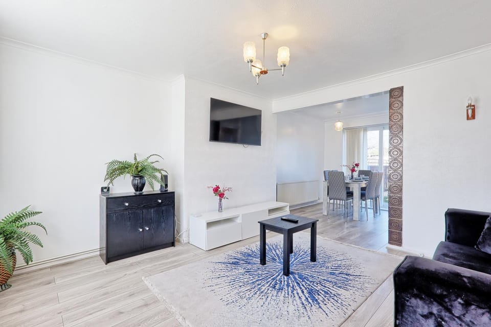Stylish & Serene 2BR Terrace in Basildon Apartment in Scotland