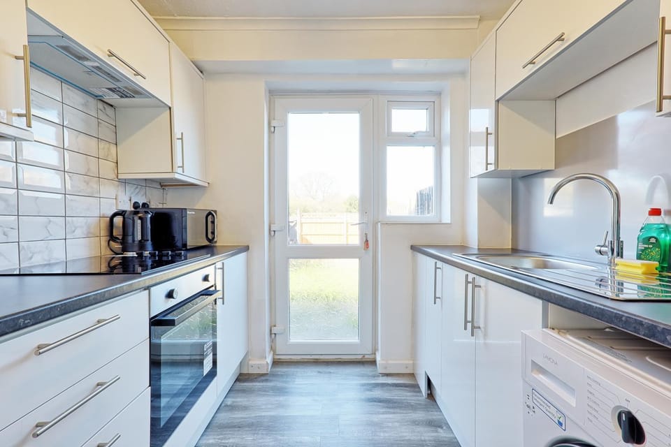 Stylish & Serene 2BR Terrace in Basildon Apartment in Scotland