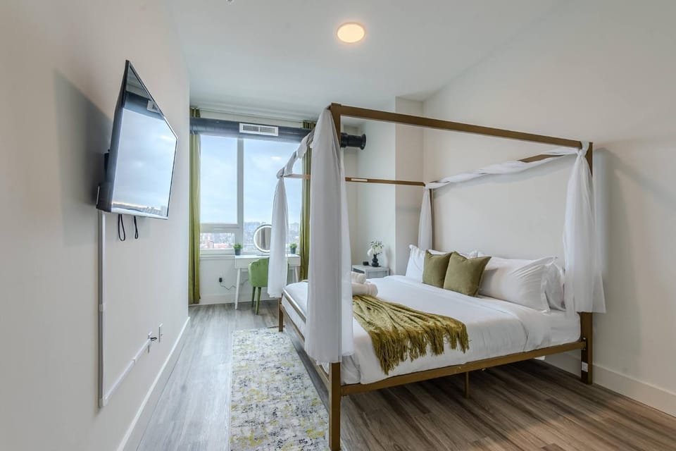 Bed, TV and multimedia, Photo of the whole room, Decorative detail, Bedroom, towels