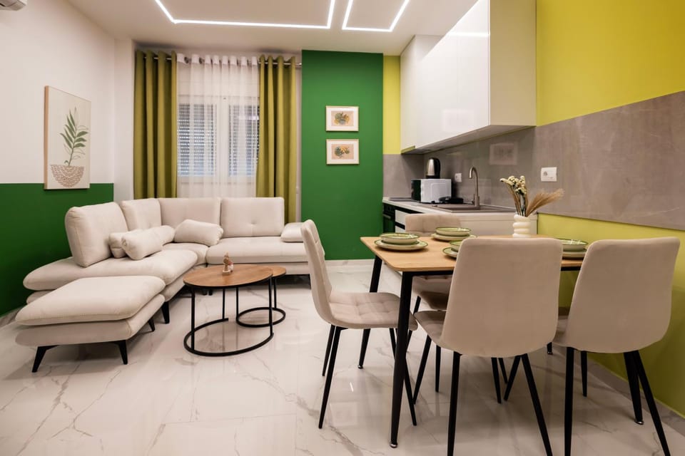 Coffee/tea facilities, Kitchen or kitchenette, Living room, Seating area, Dining area