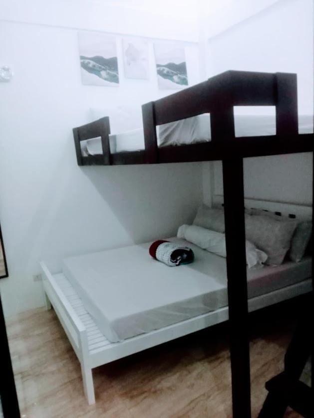 Bedroom, bunk bed