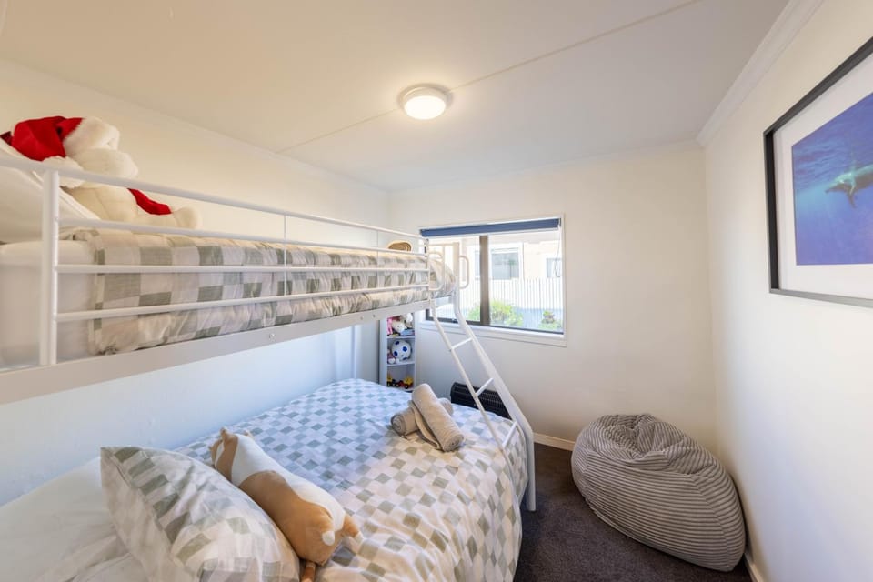 Bedroom, bunk bed