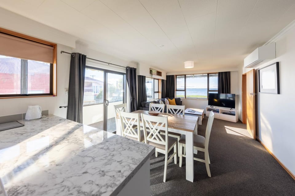 Seating area, Dining area, Sea view