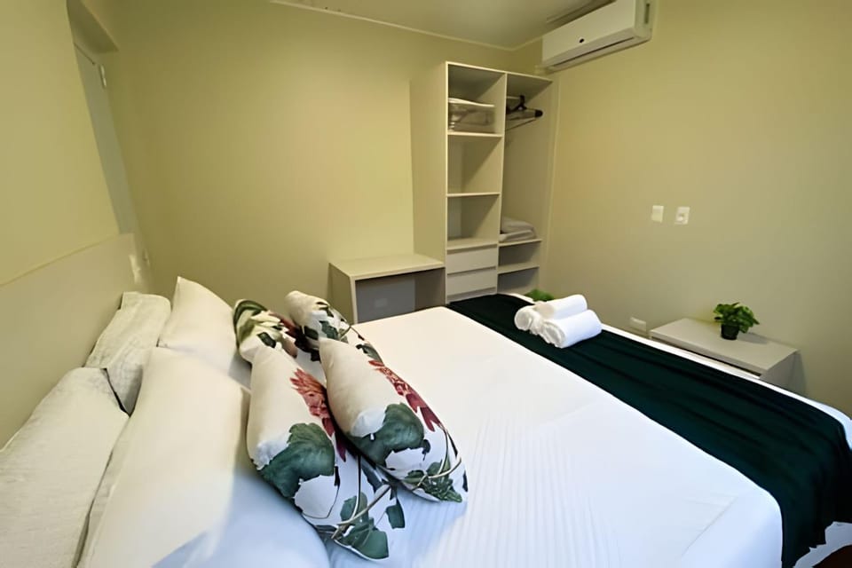 Bedroom, air conditioner