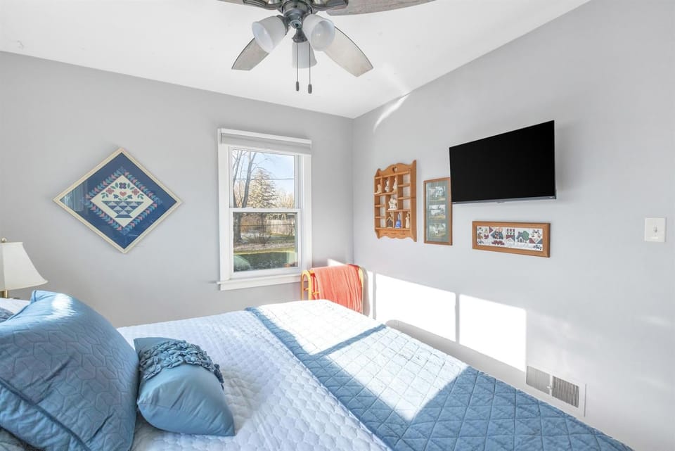 Bed, TV and multimedia, Bedroom