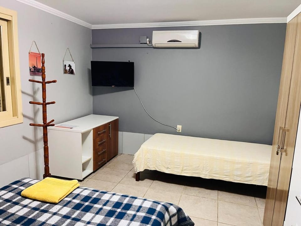 Bed, TV and multimedia, Photo of the whole room, Bedroom, air conditioner