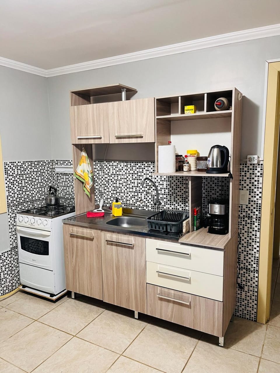 Coffee/tea facilities, Kitchen or kitchenette, oven, stove, toaster