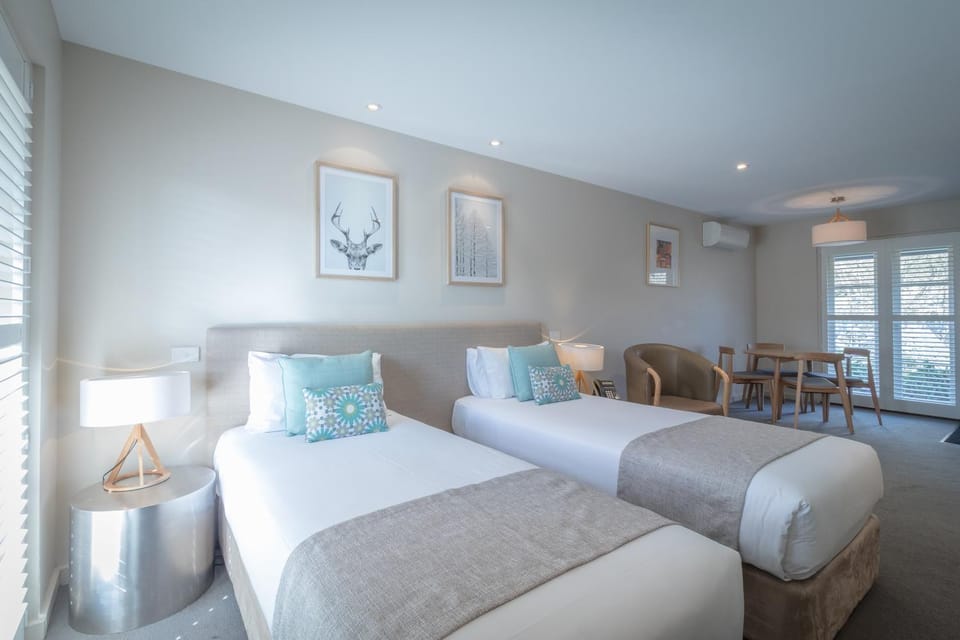 Bed, Seating area, Bedroom